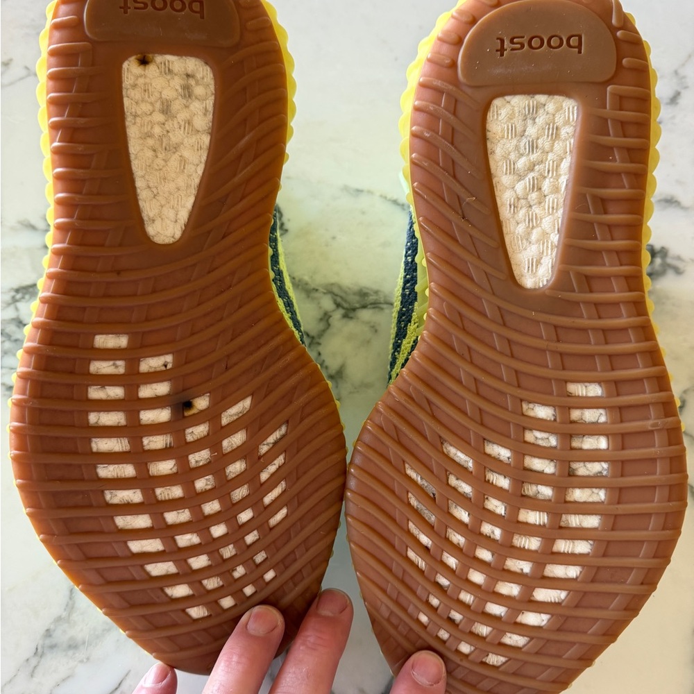 Adidas Yeezy Boost 350 V2 in semi frozen yellow - Picture 4 of 6